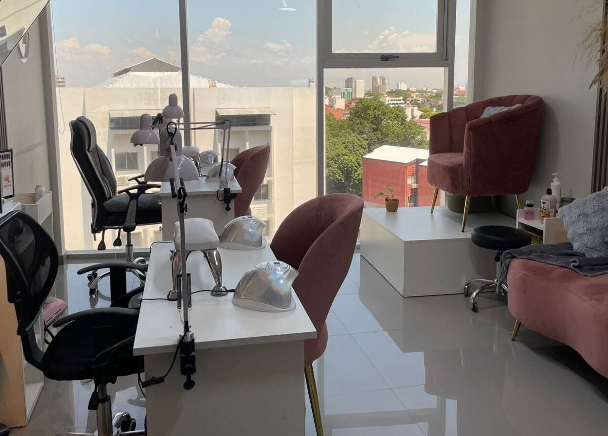 Sala luminosa y elegante de Cala Nails Studio en Santa Cruz De La Sierra, Departamento De Santa Cruz, BO.