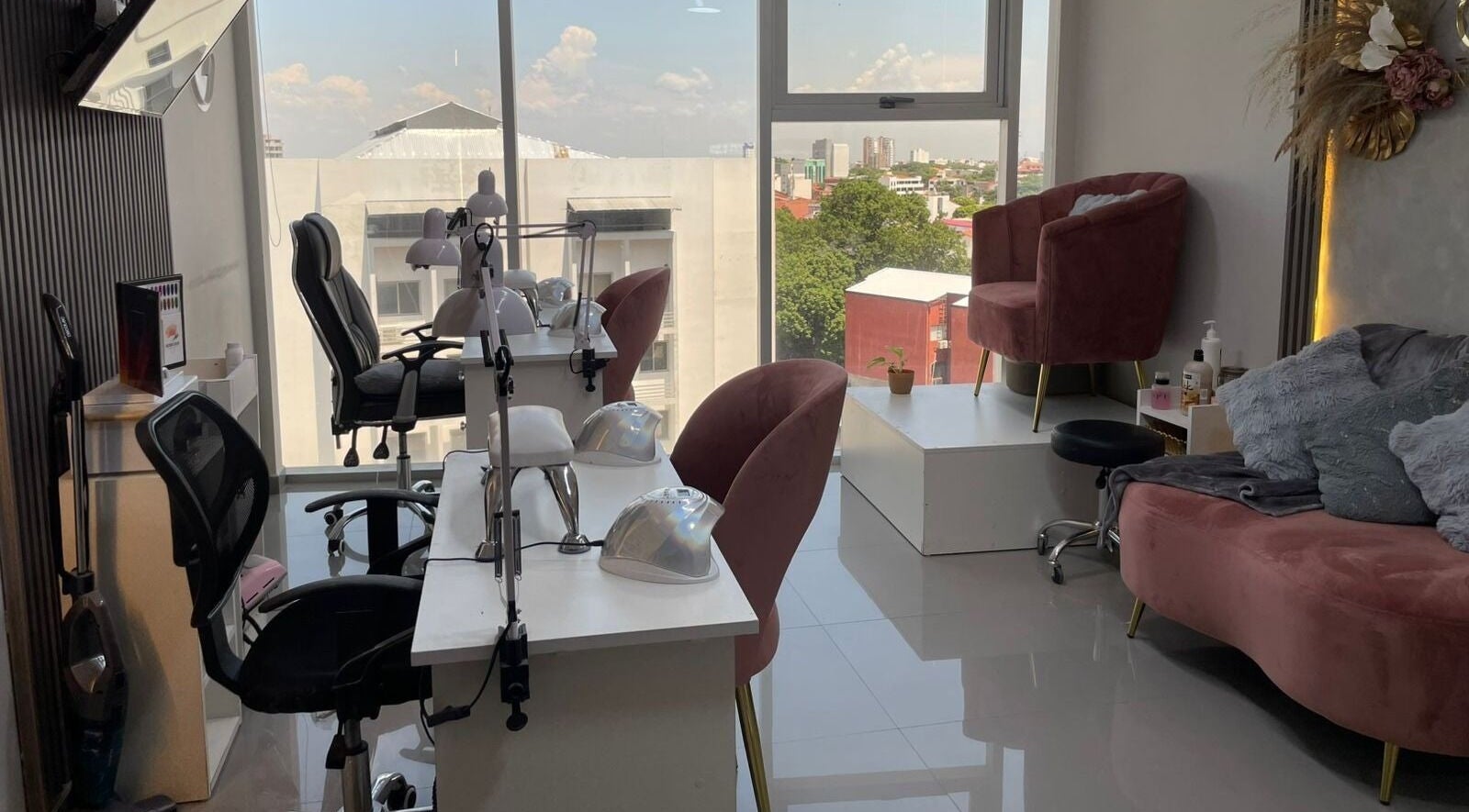 Sala luminosa y elegante de Cala Nails Studio en Santa Cruz De La Sierra, Departamento De Santa Cruz, BO.