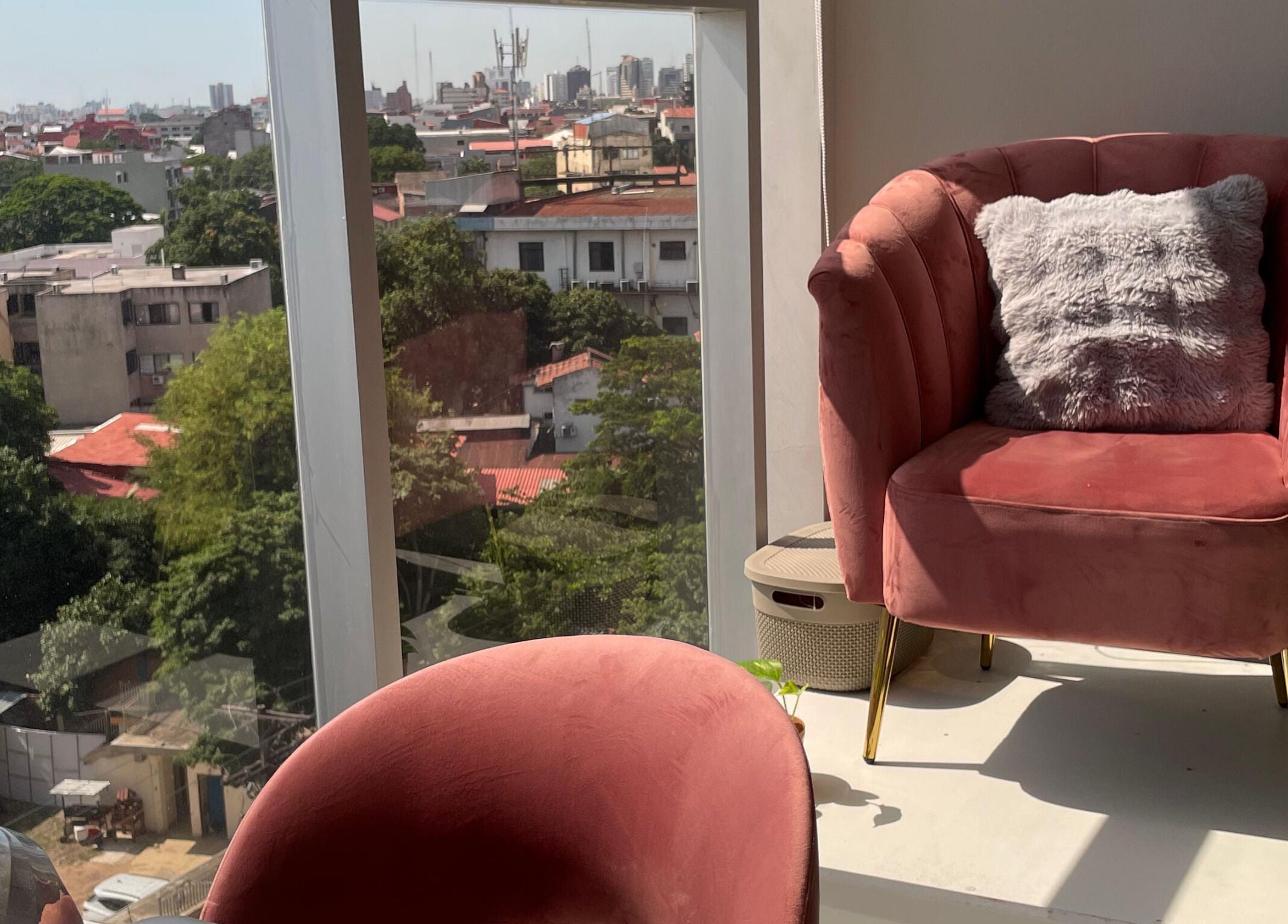 Vista del cálido rincón en Cala Nails Studio, Santa Cruz De La Sierra, desde una ventana panorámica.