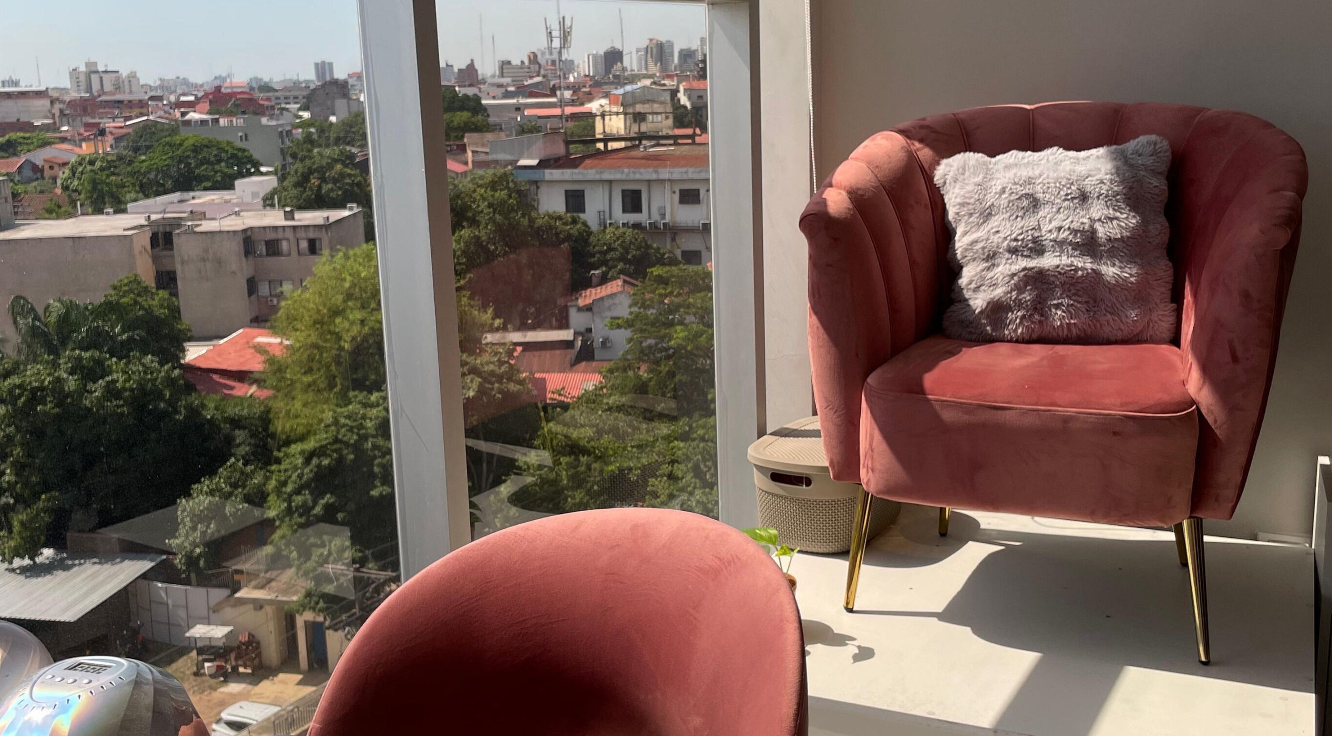 Vista del cálido rincón en Cala Nails Studio, Santa Cruz De La Sierra, desde una ventana panorámica.