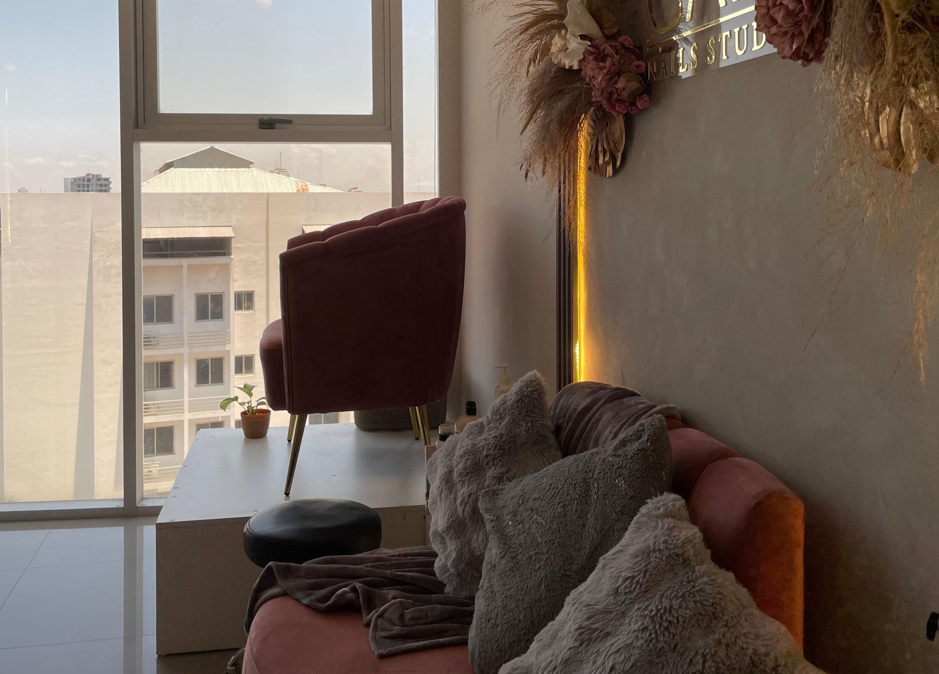 Interior acogedor de Cala Nails Studio con vista a la ciudad en Santa Cruz De La Sierra, Departamento De Santa Cruz, BO.