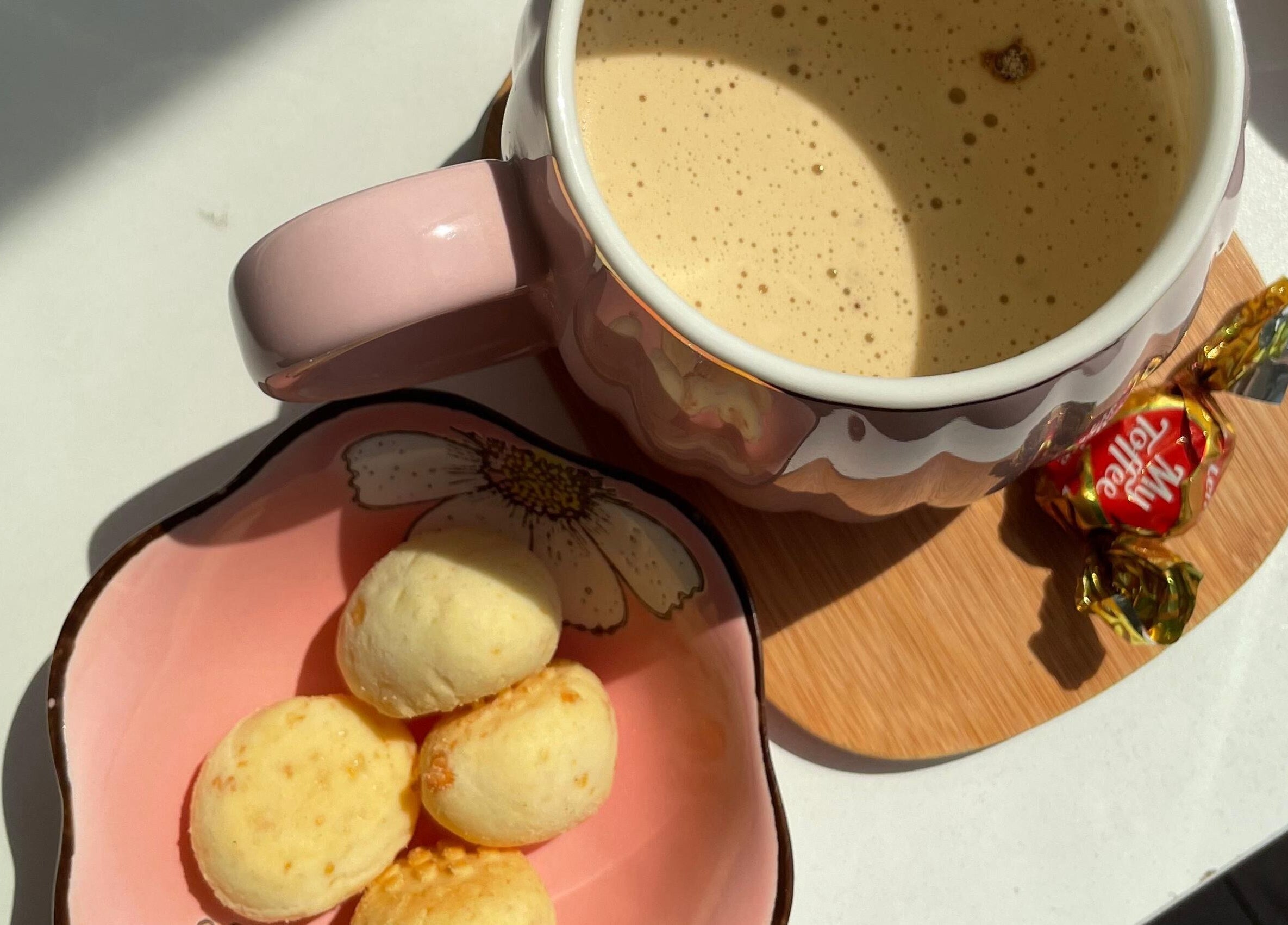 Una taza de café y bocadillos en Cala Nails Studio, Santa Cruz De La Sierra, Departamento De Santa Cruz, BO.