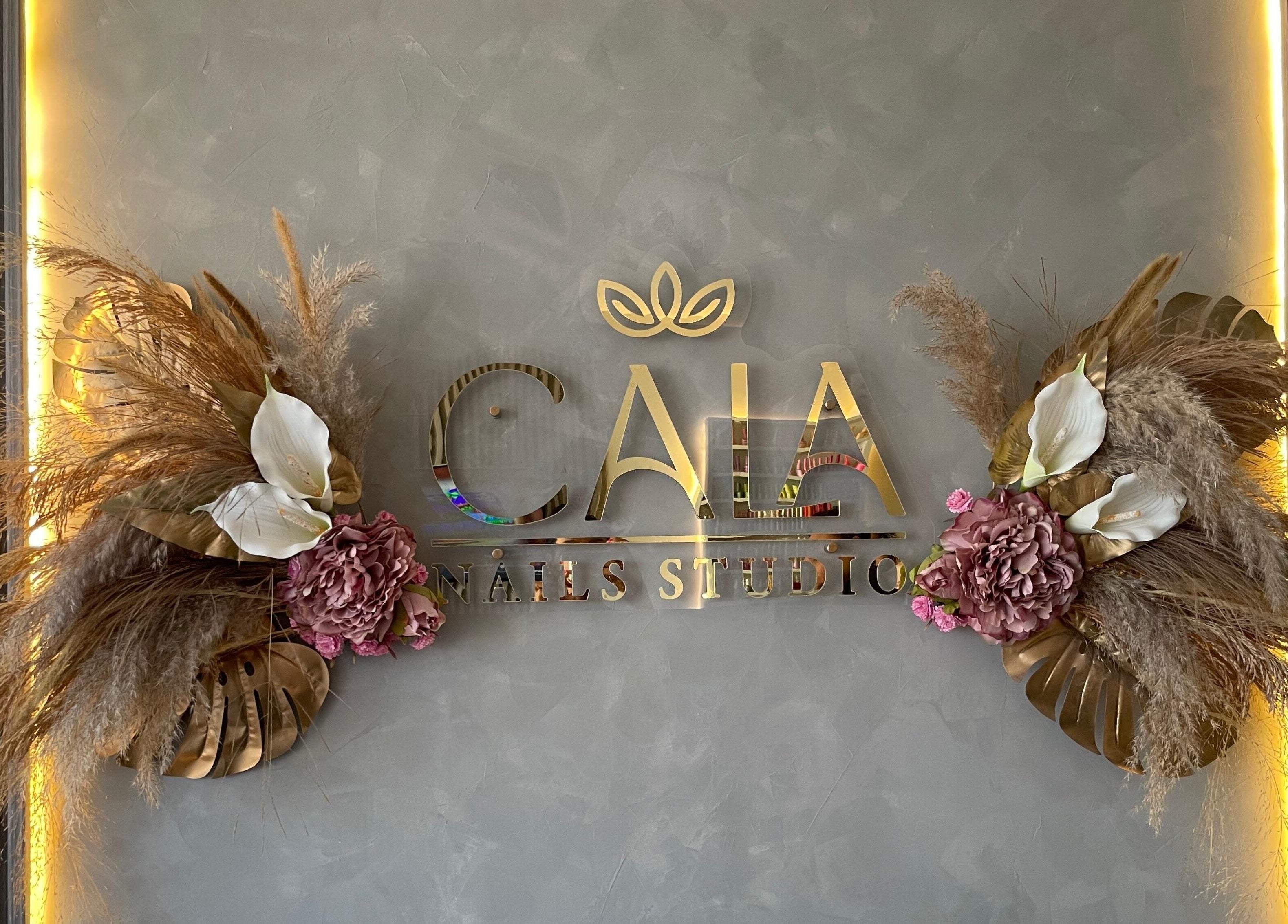 Entrada decorativa de Cala Nails Studio en Santa Cruz De La Sierra, destacando su estilo moderno.