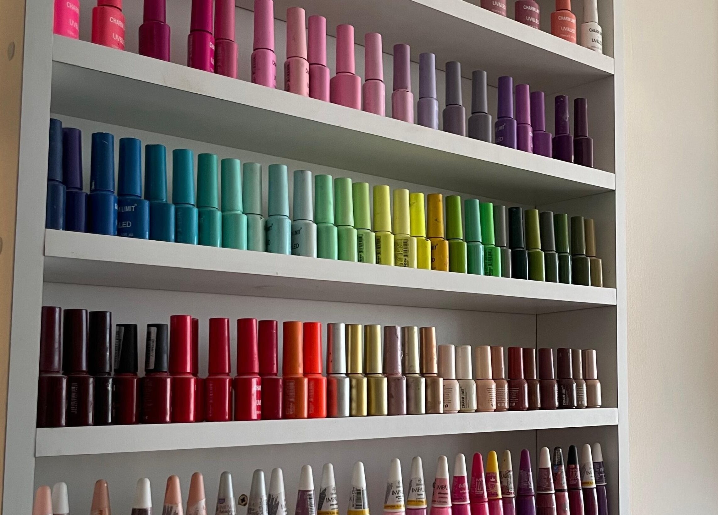 Variedad de esmaltes en Cala Nails Studio, Santa Cruz De La Sierra, Departamento De Santa Cruz, BO.