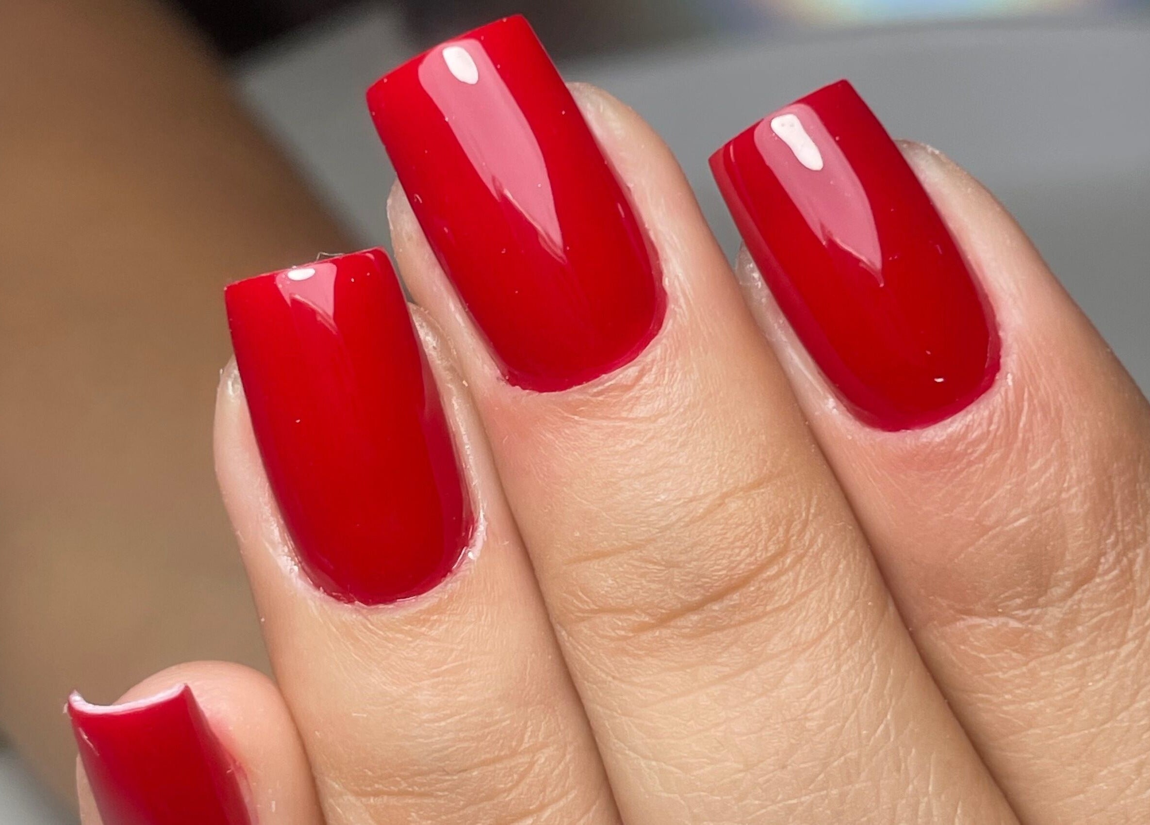 Manicura roja brillante realizada en Cala Nails Studio, Santa Cruz De La Sierra, Departamento De Santa Cruz, BO.