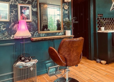Cozy corner at Hair Gal Jaz, Edinburgh, Scotland, GB with chic decor and a leather salon chair.
