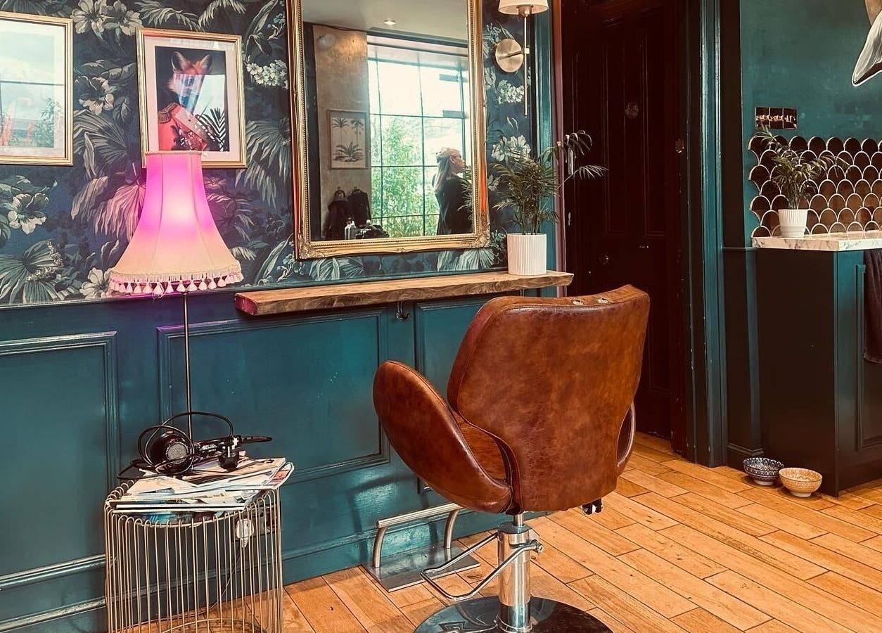 Cozy corner at Hair Gal Jaz, Edinburgh, Scotland, GB with chic decor and a leather salon chair.