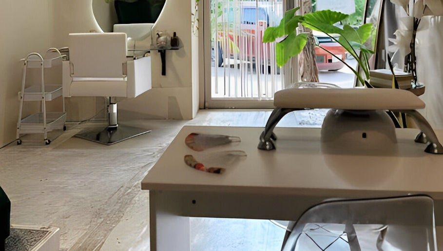 Estación de manicura en Maru Nails Boutique Beauty Studio, Tulum, Quintana Roo, MX, con mobiliario elegante.