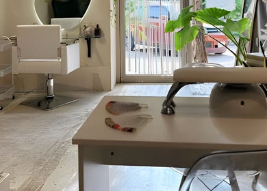Estación de manicura en Maru Nails Boutique Beauty Studio, Tulum, Quintana Roo, MX, con mobiliario elegante.