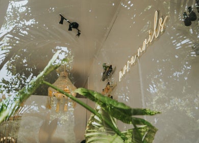 Entrada de Maru Nails Boutique Beauty Studio en Tulum, Quintana Roo, MX con reflejo natural.