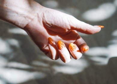 Diseño de uñas coloridas en Maru Nails Boutique Beauty Studio, Tulum, Quintana Roo, MX.
