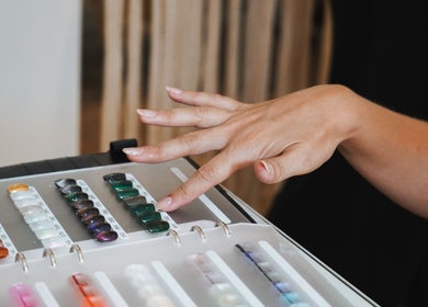 Selección de esmalte en Maru Nails Boutique Beauty Studio, Tulum, Quintana Roo, MX.