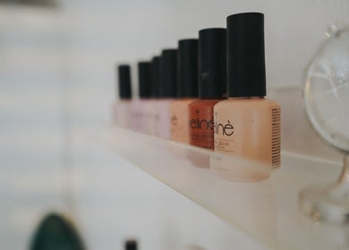 Esmaltes en exhibición en Maru Nails Boutique Beauty Studio, Tulum, Quintana Roo, MX.