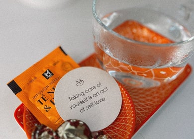 Detalle de una infusión de té y vaso en Maru Nails Boutique Beauty Studio, Tulum, Quintana Roo, MX.