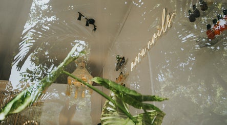 Vista exterior de Maru Nails Boutique Beauty Studio en Tulum, Quintana Roo, MX con un reflejo de la naturaleza.