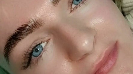 LDs Lashes image 3
