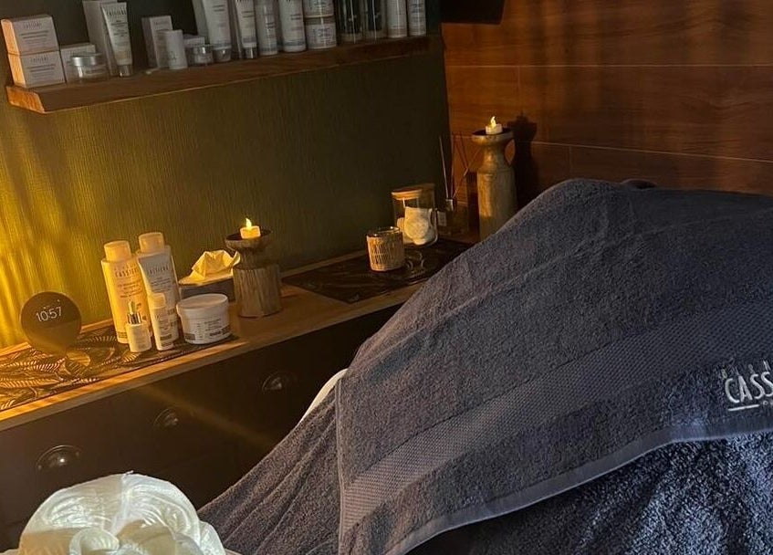 Ambiance relaxante chez L'instant Unique, Gundershoffen, Grand Est. Table de soins avec produits de beauté.