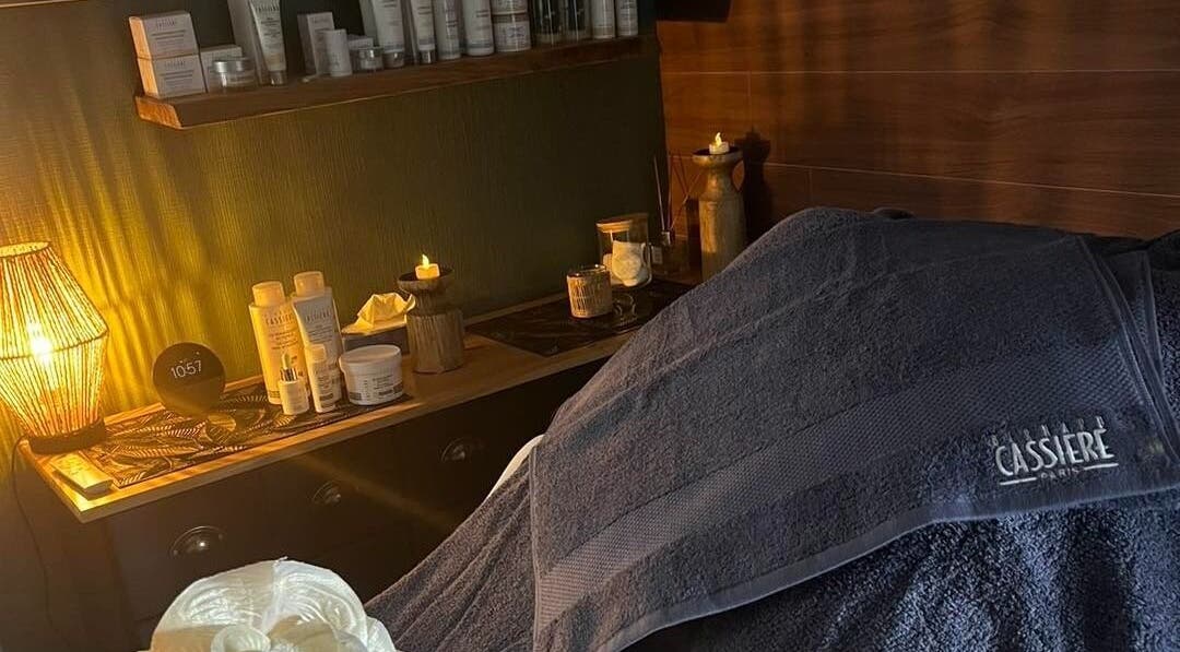 Ambiance relaxante chez L'instant Unique, Gundershoffen, Grand Est. Table de soins avec produits de beauté.