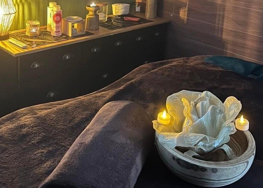 Ambiance reposante à L'instant Unique, Gundershoffen, Grand Est, FR avec bougies et serviettes douillettes.