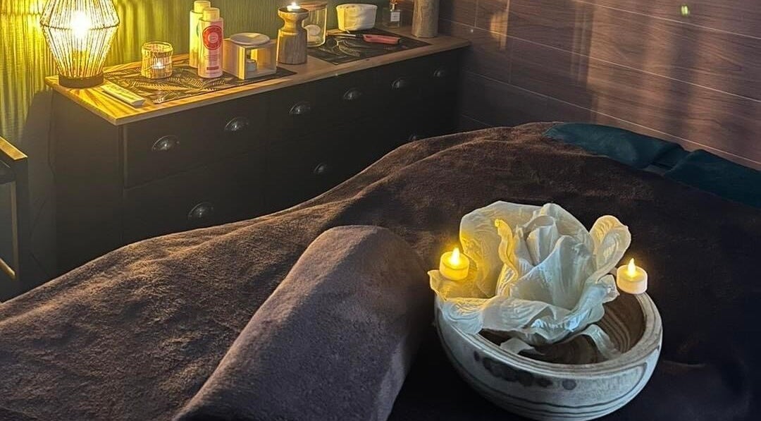 Ambiance reposante à L'instant Unique, Gundershoffen, Grand Est, FR avec bougies et serviettes douillettes.