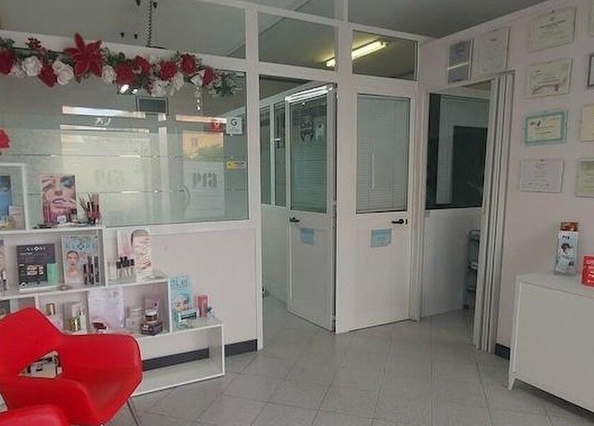 Interno elegante di PIA Progetto Immagine Academy con decorazioni e certificati a Roma, Lazio, IT.