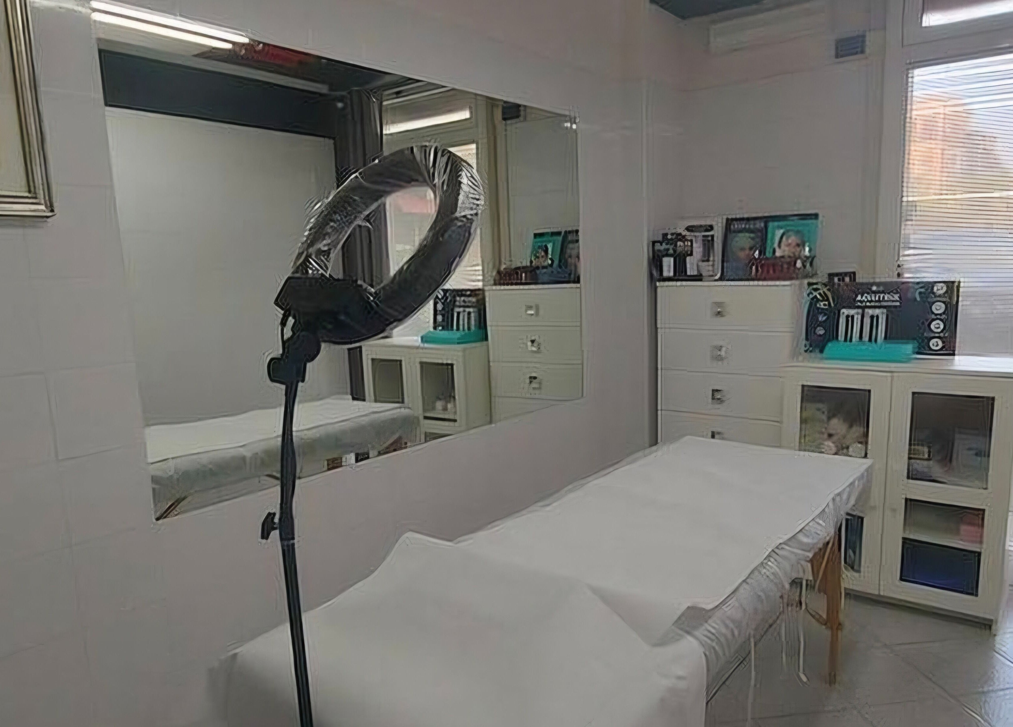 Sala trattamenti PIA Progetto Immagine Academy a Roma, Lazio, IT, con lettino e specchio luminoso.