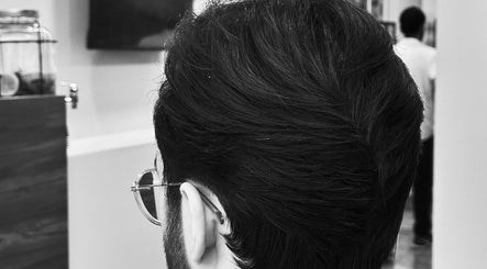 Sleek men's hairstyle at LE COUPE, Amman, Amman Governorate, JO for modern style enthusiasts.