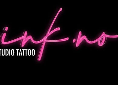 Logo néon rose d'Ink.no, studio de tatouage à Blégny, Région Wallonne, BE.