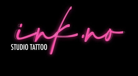 Logo néon rose d'Ink.no, studio de tatouage à Blégny, Région Wallonne, BE.