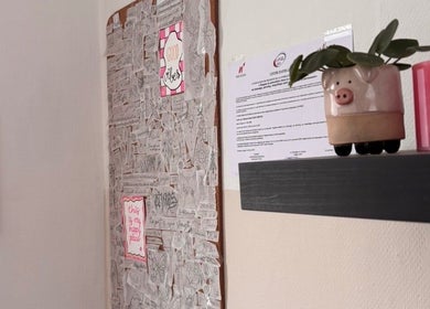 Décor intérieur d'Ink.no à Blégny, Région Wallonne, avec enseigne néon rose 'Tattoo'.