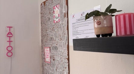 Mur de design et enseigne néon chez Ink.No, Blégny, Région Wallonne, BE.