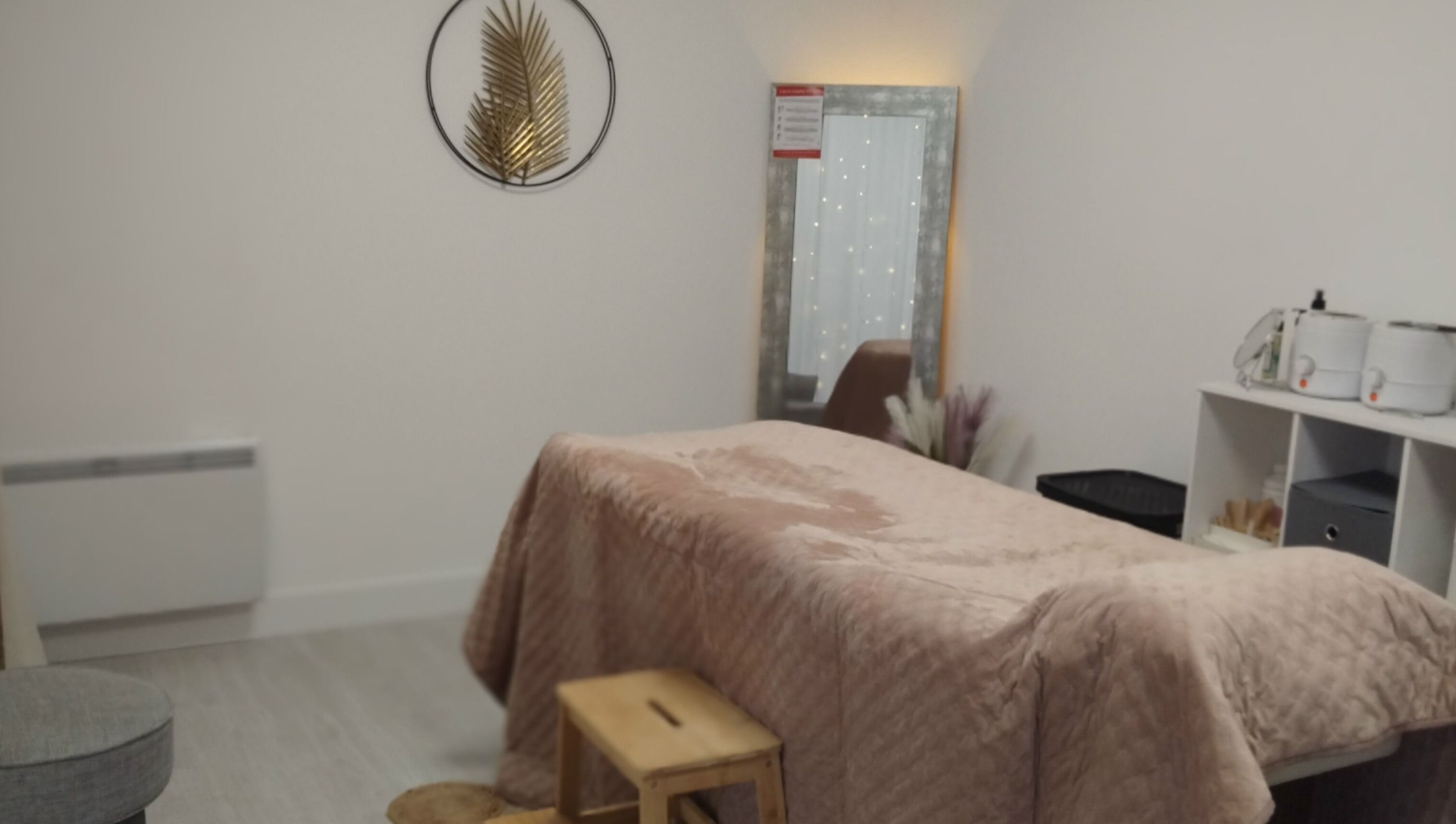 Salle de massage élégante à Mystérieux Cocon, Inguiniel, Bretagne, FR. Ambiance paisible et décoration soignée.