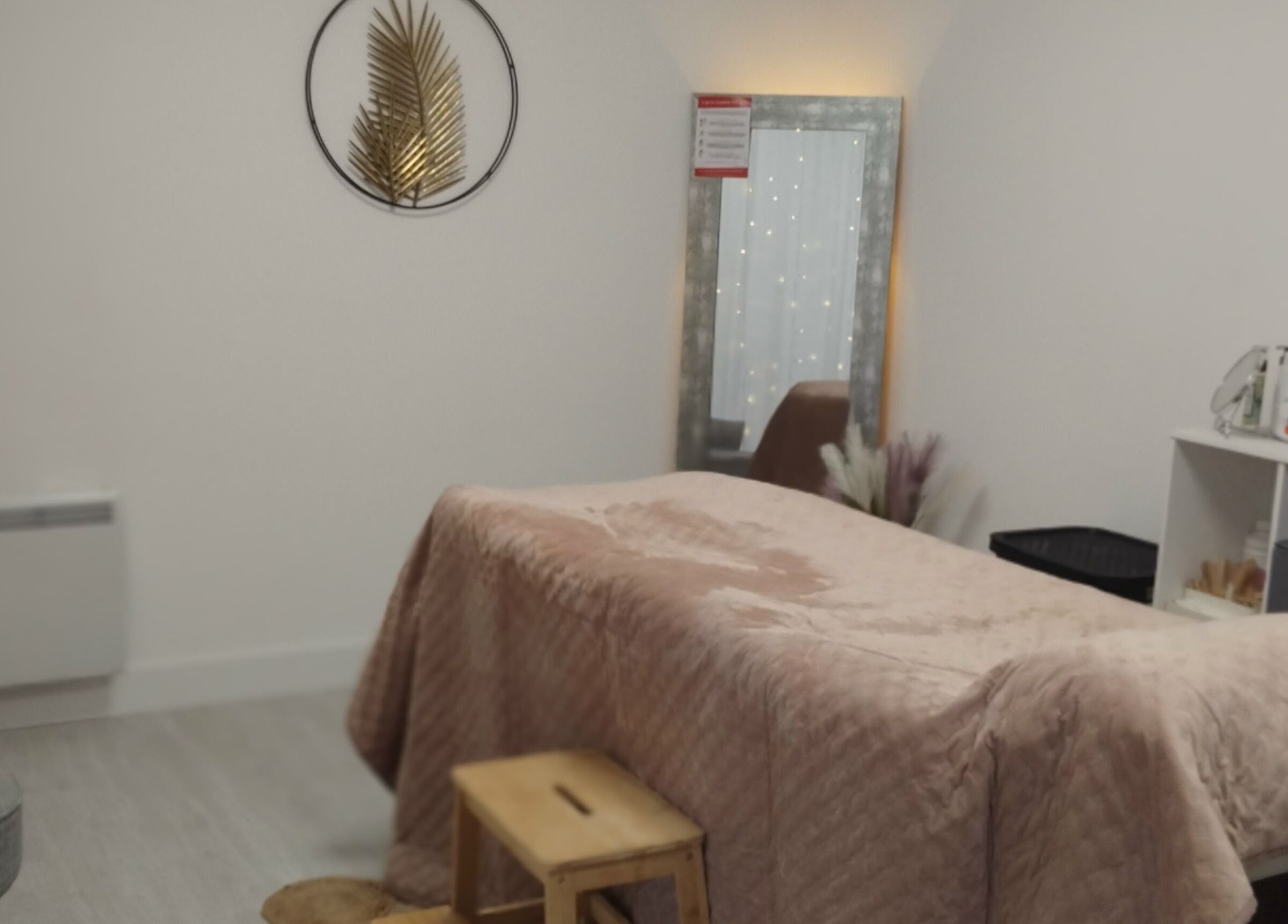 Salle de massage élégante à Mystérieux Cocon, Inguiniel, Bretagne, FR. Ambiance paisible et décoration soignée.