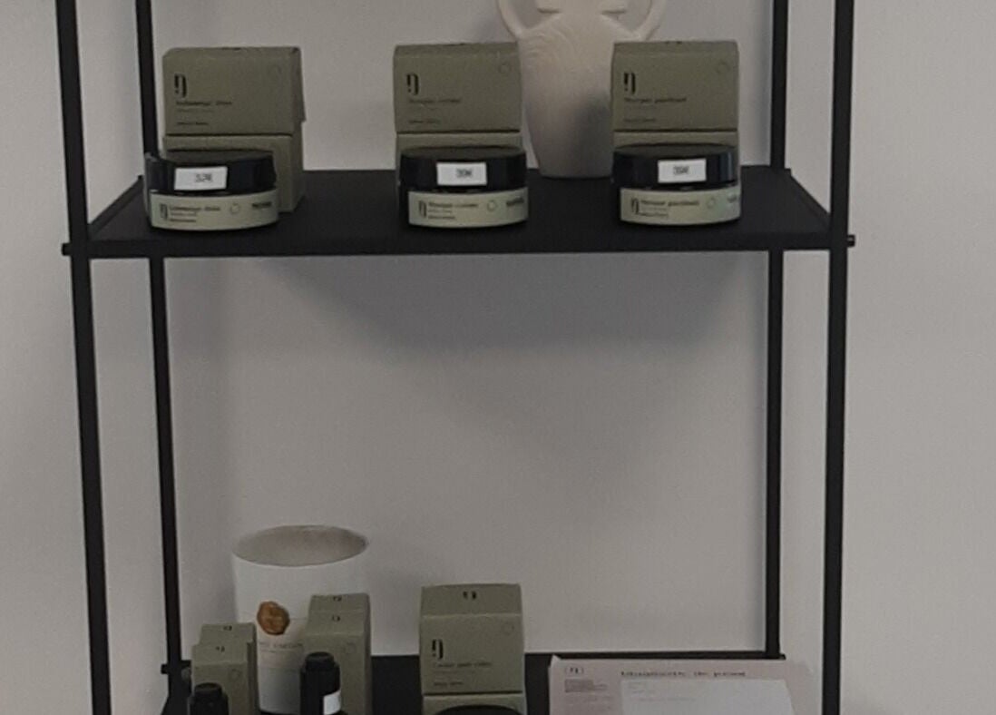 Produits de beauté sur étagère chez Mystérieux Cocon, Inguiniel, Bretagne, FR.