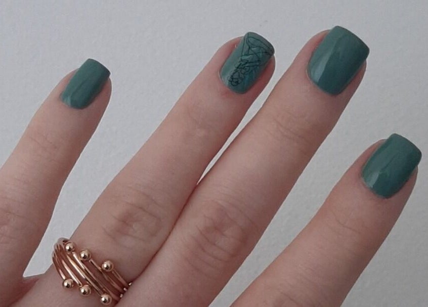 Manucure chic avec vernis vert à Mystérieux Cocon, Inguiniel, Bretagne, FR.