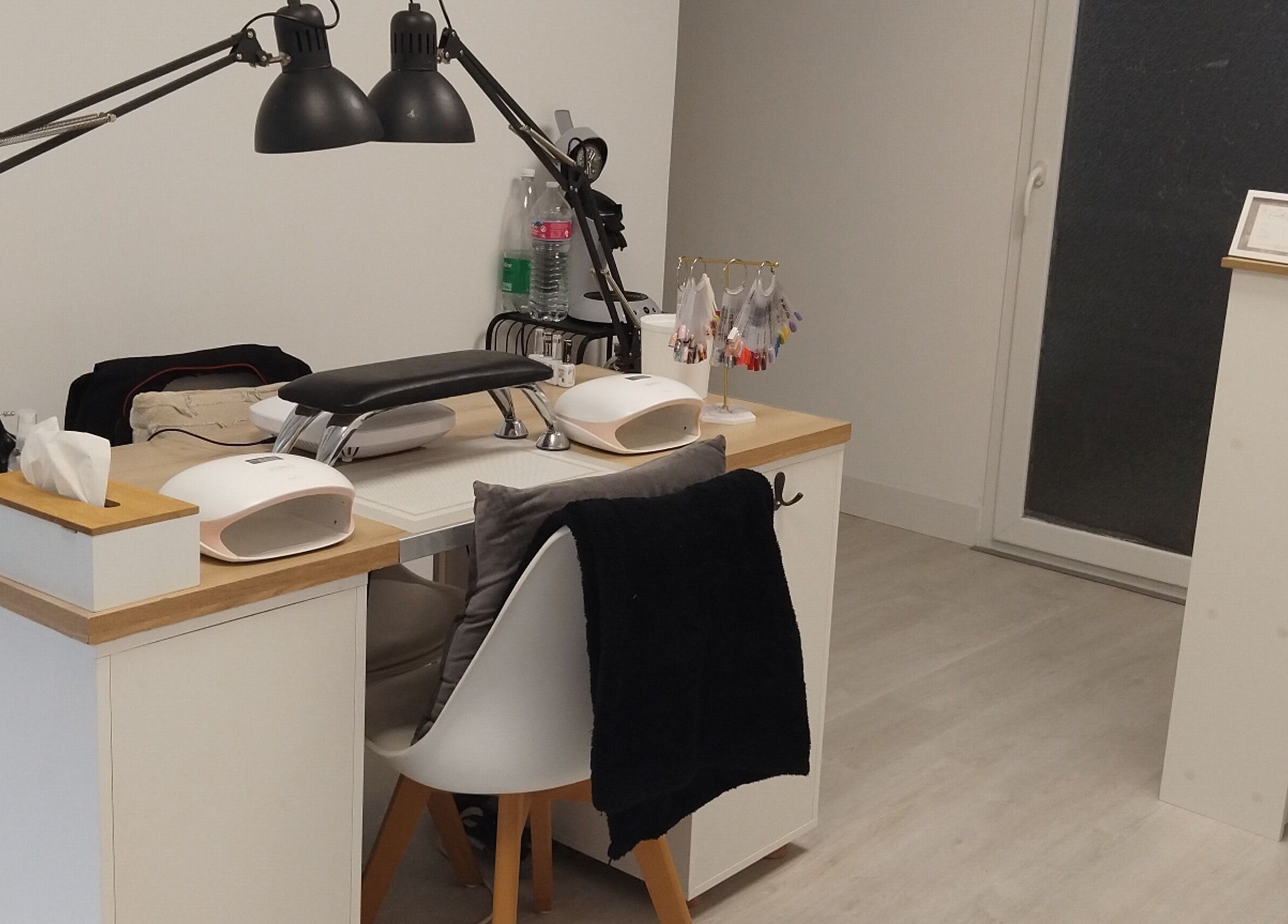 Poste de manucure à Mystérieux Cocon, Inguiniel, Bretagne, FR, avec lampe et outils de beauté.