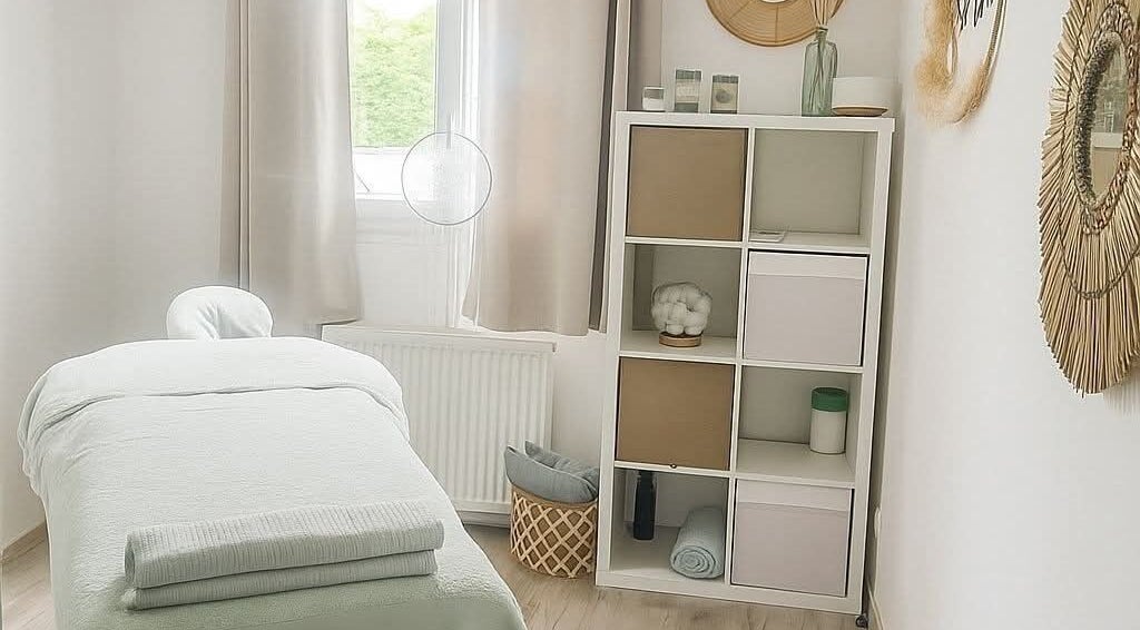 Salle de soin lumineuse à WEZEN, NEMOURS, Île-de-france, FR, offrant détente et relaxation optimale.