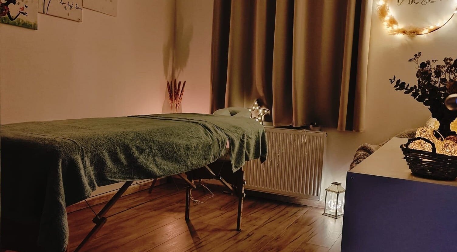 Salle de massage apaisante chez WEZEN, NEMOURS, Île-de-france, FR, éclairée par des lumières douces.