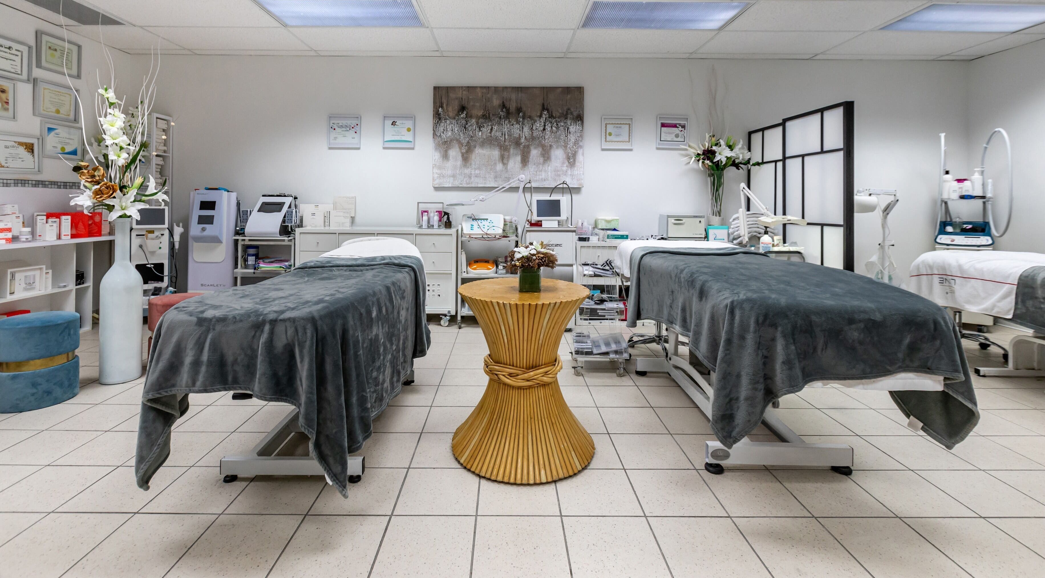 Relaxing treatment room at Medi Spa Taraneh, Côte Saint-luc, Québec, CA, featuring comfortable spa beds.