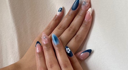 Nails Izy image 2