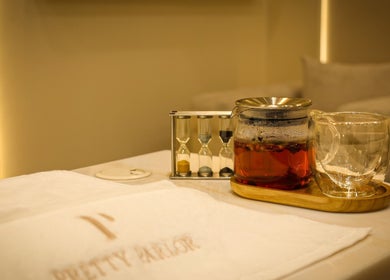 Relaxing tea setup at Pretty Parlor Salon, Dubai. Elegant glassware enhances the wellness experience.