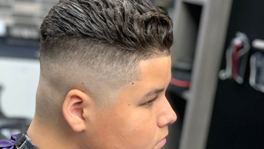 A stylish fade haircut at T&E Barber, London, England, GB, highlighting detailed grooming expertise.