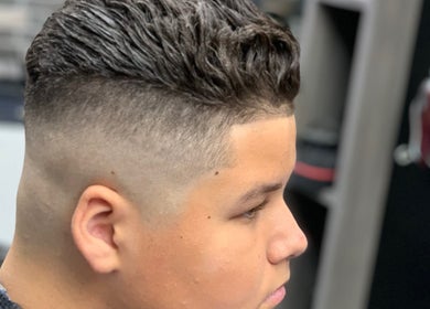 A stylish fade haircut at T&E Barber, London, England, GB, highlighting detailed grooming expertise.