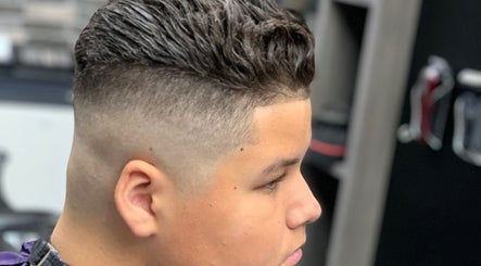 A stylish fade haircut at T&E Barber, London, England, GB, highlighting detailed grooming expertise.