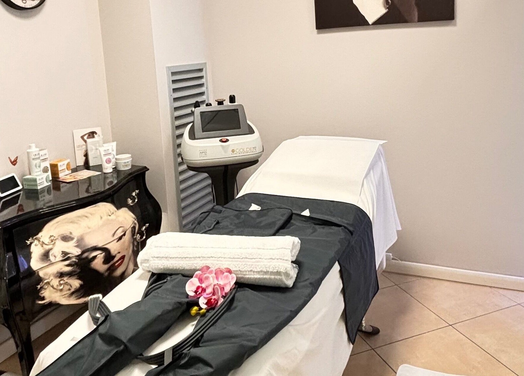 Sala trattamento di Manimania Estetica e Benessere, Travagliato, Lombardia, IT con lettino e decorazioni chic.