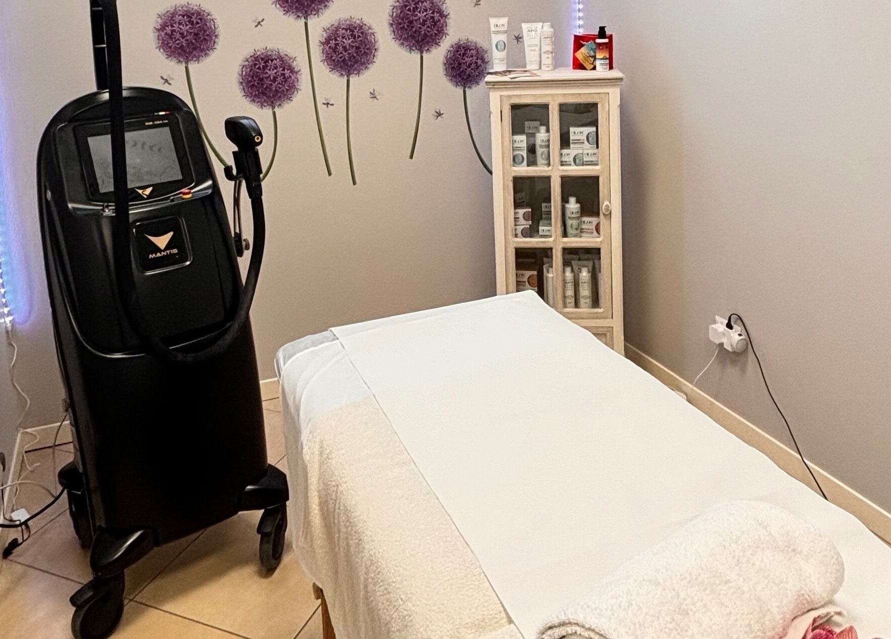 Sala trattamento con macchina estetica avanzata presso Manimania Estetica e Benessere, Travagliato, Lombardia, IT.