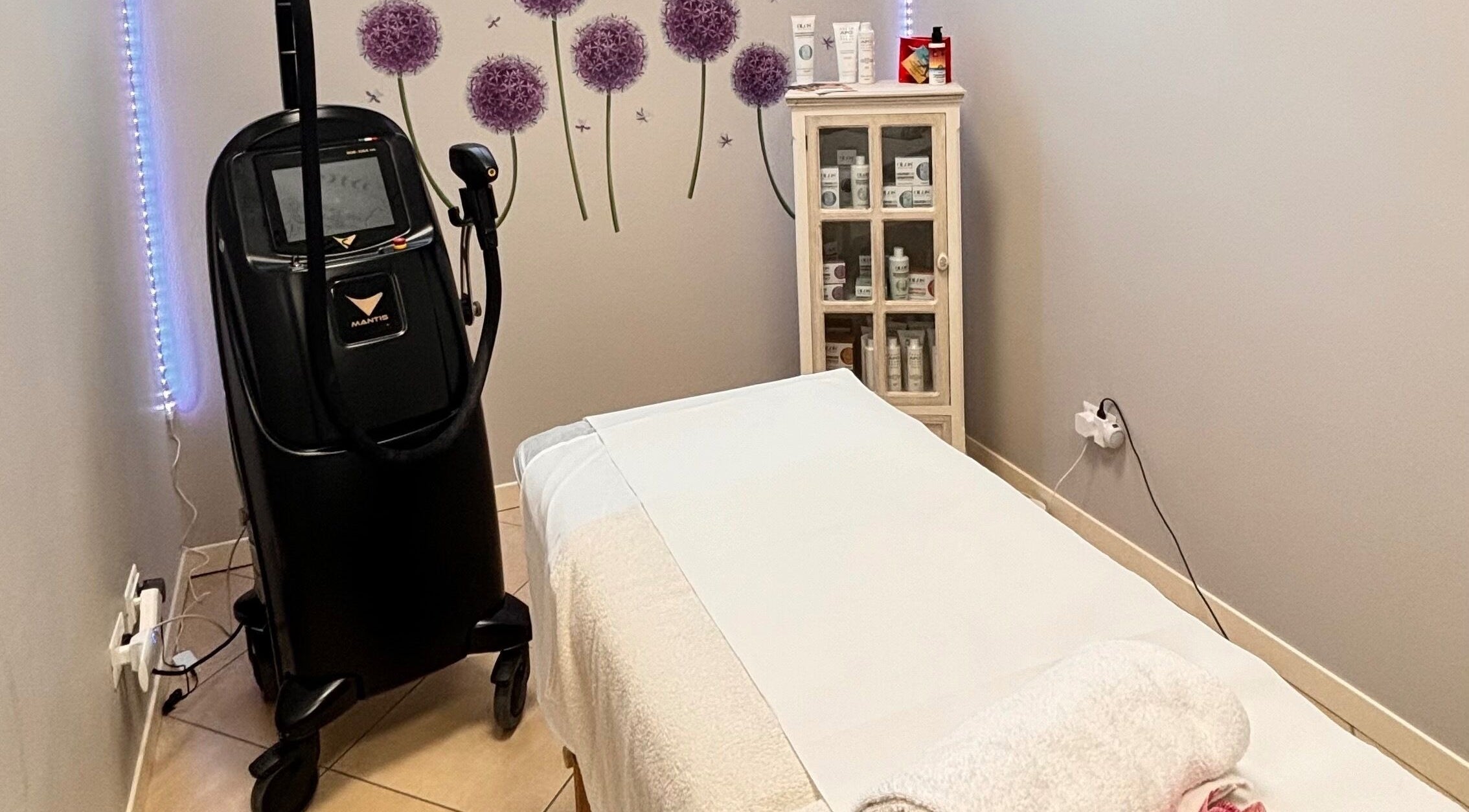 Sala trattamento con macchina estetica avanzata presso Manimania Estetica e Benessere, Travagliato, Lombardia, IT.