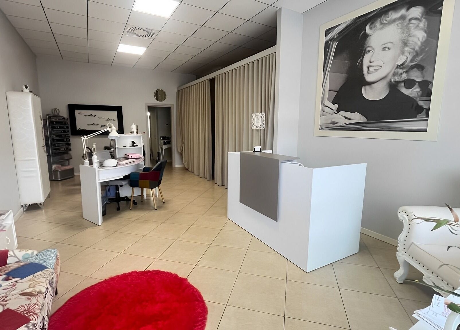 Interno di Manimania Estetica e Benessere a Travagliato, Lombardia, IT. Ambiente accogliente con arredo moderno.