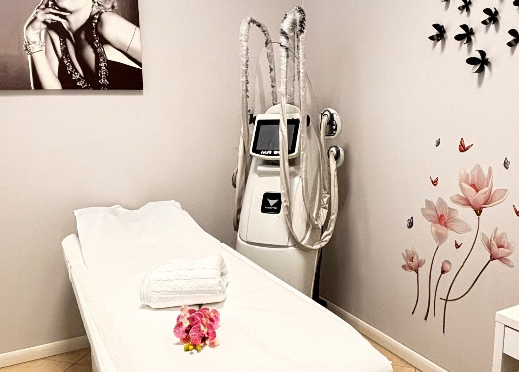 Sala trattamento elegante a Manimania Estetica e Benessere, Travagliato, Lombardia, IT, con lettino e decorazioni.