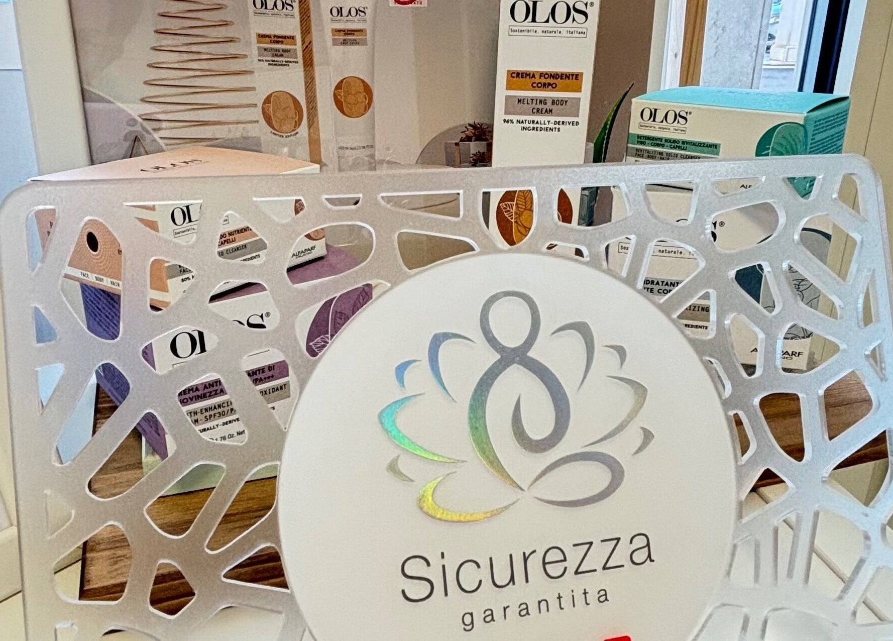 Prodotti Olos esposti a Manimania Estetica e Benessere, Travagliato, Lombardia, IT. Sicurezza garantita.